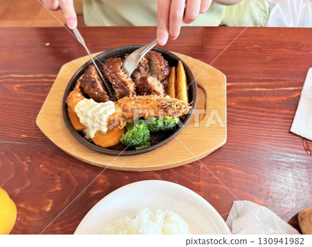 享用美味的漢堡午餐 享用美味的漢堡午餐 130941982