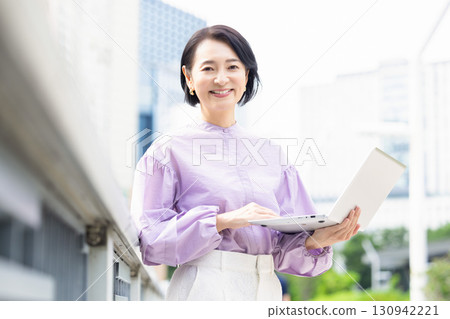 Business middle woman portrait 130942221