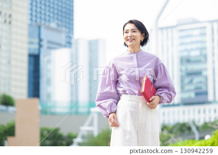 商務中間女人肖像 130942259