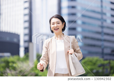 商務中間女人肖像 商務中間女人肖像 130942302
