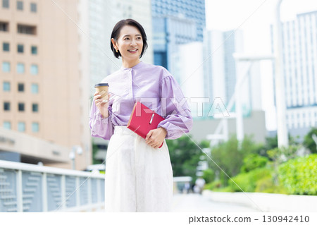 Business middle woman portrait 130942410