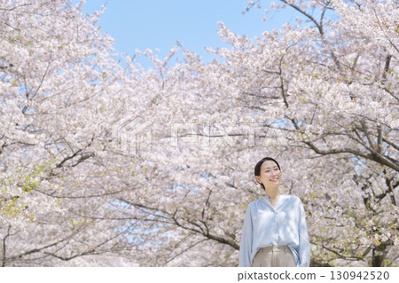 與盛開的櫻花一起散步的女人 130942520