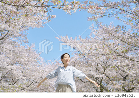 一位女士在櫻花前深呼吸 130942523