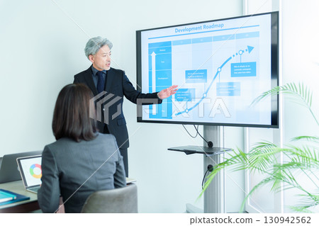 Middle-aged office worker meeting Middle-aged office worker meeting 130942562