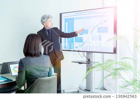 Middle-aged office worker meeting Middle-aged office worker meeting 130942563
