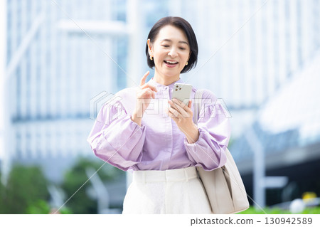 商務中間女人肖像 商務中間女人肖像 130942589