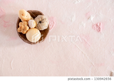 迷你麵包拼盤，俯視圖，粉紅色背景 130942656