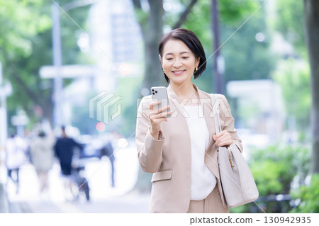 Business woman with smartphone, portrait Business woman with smartphone, portrait 130942935
