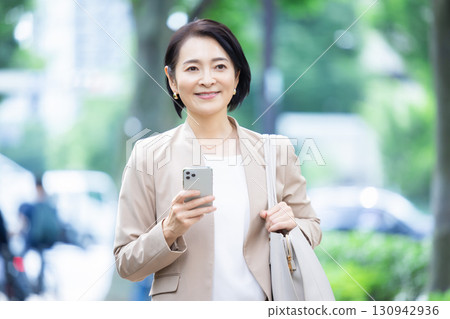Business woman with smartphone, portrait Business woman with smartphone, portrait 130942936