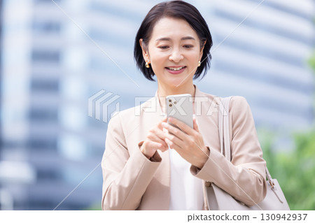 Business woman with smartphone, portrait Business woman with smartphone, portrait 130942937