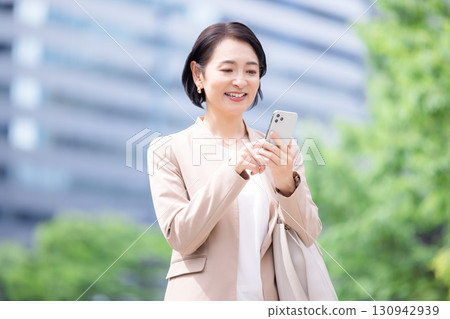 拿著智慧型手機的女商人,肖像 拿著智慧型手機的女商人,肖像 130942939