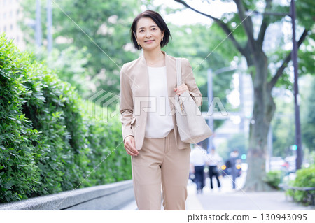 商務中間女人肖像 130943095