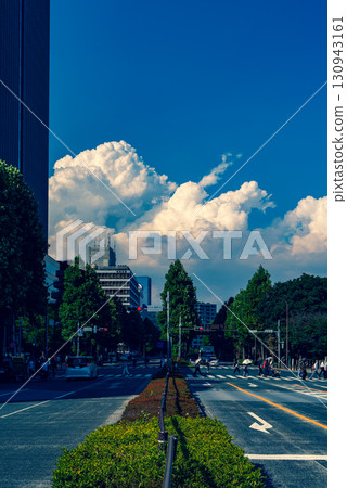 東京城市景觀：四谷站周圍的交叉路口和積雨雲，2025年9月，b-3，暖色和冷色 130943161