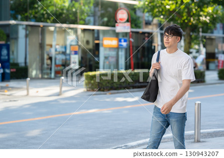 在城市中行走的人 130943207