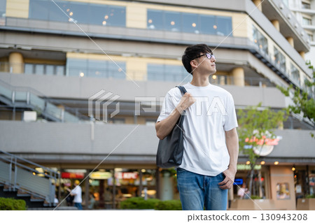 在城市中行走的人 130943208