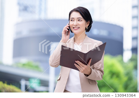 拿著智慧型手機的女商人，肖像 130943364