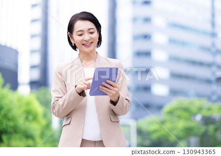 商務平板電腦中年婦女肖像 商務平板電腦中年婦女肖像 130943365