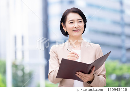 Business middle woman portrait Business middle woman portrait 130943426