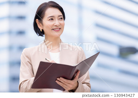 Business middle woman portrait 130943427