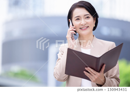 Business woman with smartphone, portrait 130943431