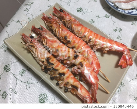 Grilled tiger prawns with salt 130943446