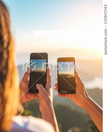 用智能手機拍攝的人 130943565
