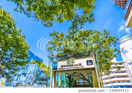 日本東京城市景觀：俯瞰鬱鬱蔥蔥的表參道、明治神宮前（原宿）站、東急廣場原門等 130944372