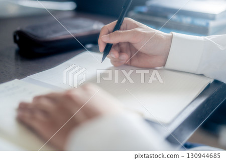 拿筆的手 130944685