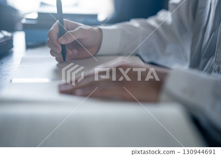 拿筆的手 拿筆的手 130944691