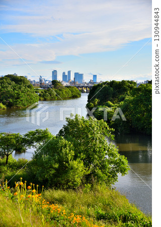 愛知縣春日井市:從八田川與莊內川交會處眺望名古屋站摩天大樓 愛知縣春日井市:從八田川與莊內川交會處眺望名古屋站摩天大樓 130944843