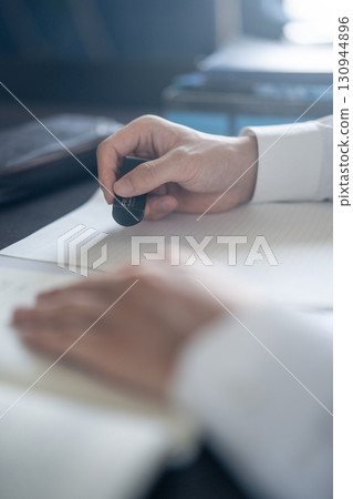 手拿橡皮擦 130944896