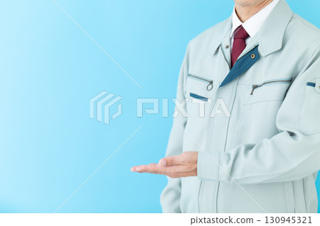 一位身著工作服的中年男性商人擺出求婚姿勢 一位身著工作服的中年男性商人擺出求婚姿勢 130945321