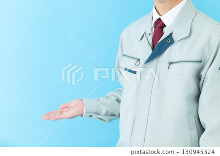 一位身著工作服的中年男性商人擺出求婚姿勢 一位身著工作服的中年男性商人擺出求婚姿勢 130945324