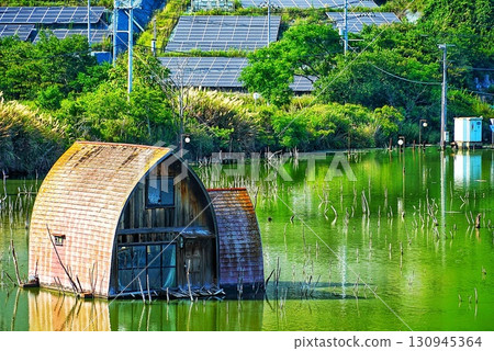 洪水導致建築物被淹沒 130945364