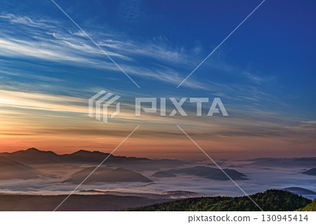 銀泉台的雲海和色彩繽紛的早晨天空 130945414