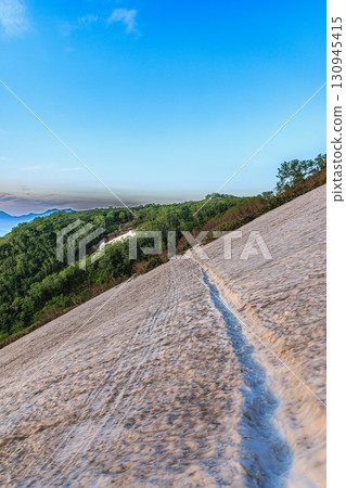 Spectacular views of the Daisetsu Mountain Range - Snowfields and a sea of clouds 130945415