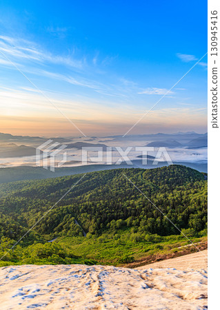Morning sea of clouds and remaining snow seen from the trail to Mount Hakuun and Mount Aka 130945416