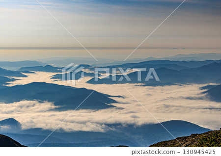 夏季山脈、雪谷和雲海的壯麗景色（北海道大雪山山脈） 130945425
