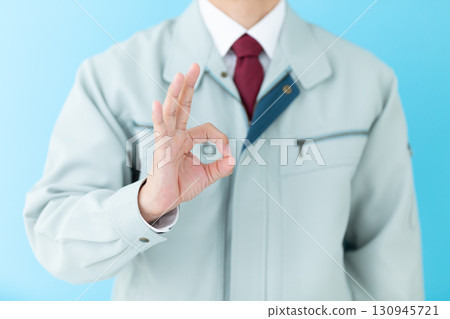 穿著工作服做圓圈標誌的中年男性商人 130945721