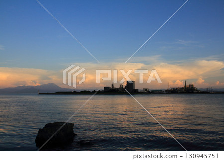 夏日傍晚，鳥取縣山區形成了鐵砧雲。 130945751