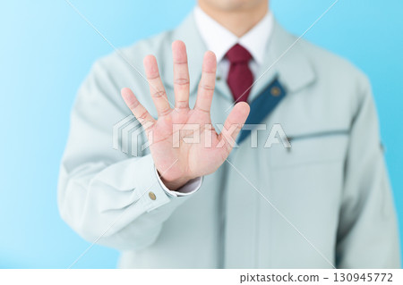 一位身穿工作服的中年男性商人舉起五根手指 130945772