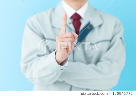 穿著工作服的中年男性商人舉起食指 穿著工作服的中年男性商人舉起食指 130945775