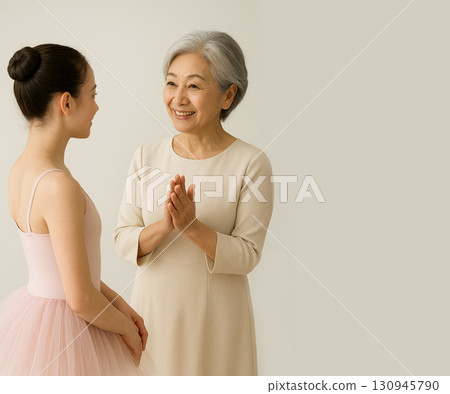 聽課的孫女和她快樂的祖母 130945790