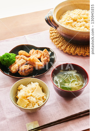 竹筍飯、炸雞和味噌湯的日式套餐 竹筍飯、炸雞和味噌湯的日式套餐 130945855