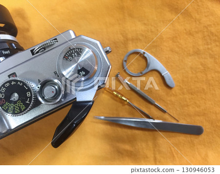 Replacing the winding lever on an old camera 130946053