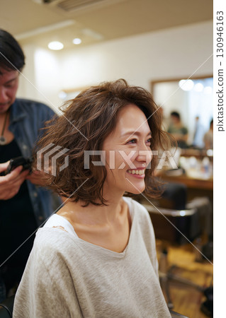 Curly Hair Styles Popular with Women in Their 30s and 40s (Hairstyles, Beauty, Adult Women) 130946163