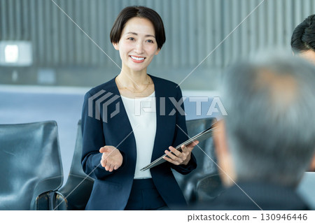 Meeting businesswoman Meeting businesswoman 130946446