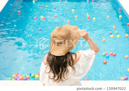 Women playing in the pool during summer vacation (travel, resort, vacation, vacation) 130947022