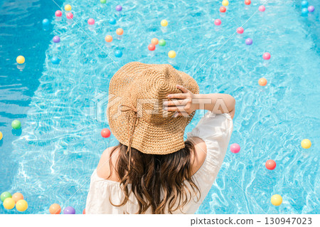 暑假期間在游泳池玩耍的婦女(旅遊、度假、度假、假期) 暑假期間在游泳池玩耍的婦女(旅遊、度假、度假、假期) 130947023