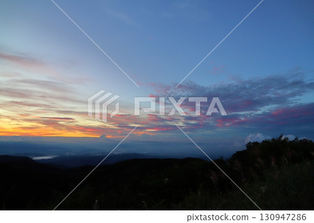 從山頂的晚上視圖 130947286